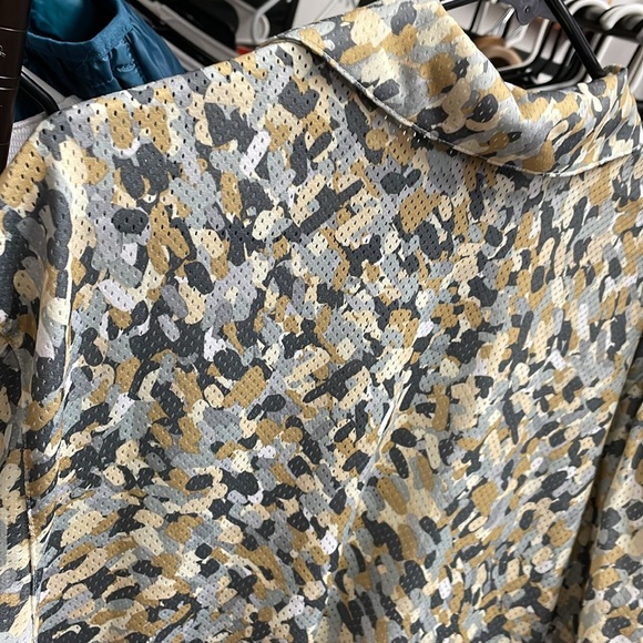 Men’s Rare Jordan Sportswear Button Up Shirt Used Sz Small Tan Grey - Picture 7 of 8